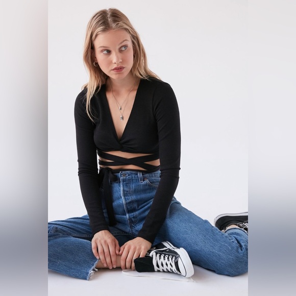 Urban Outfitters black Sabel Textured Wrap top size XS - Picture 2 of 5
